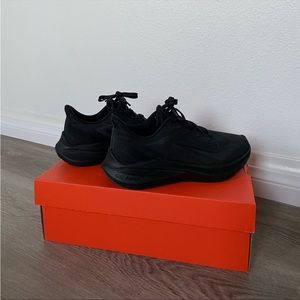 Women's Nike Zoom Winflo 7 Sneakers size 6 black on black